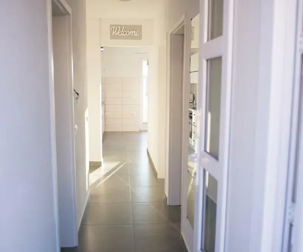 Apartma Rene شقة *