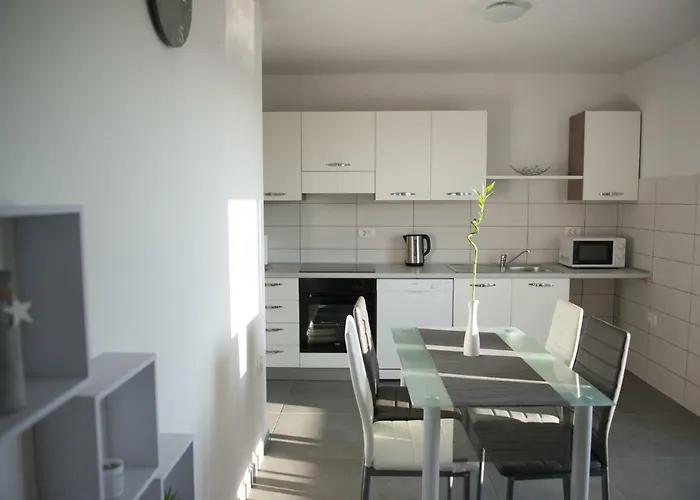 Apartma Rene شقة